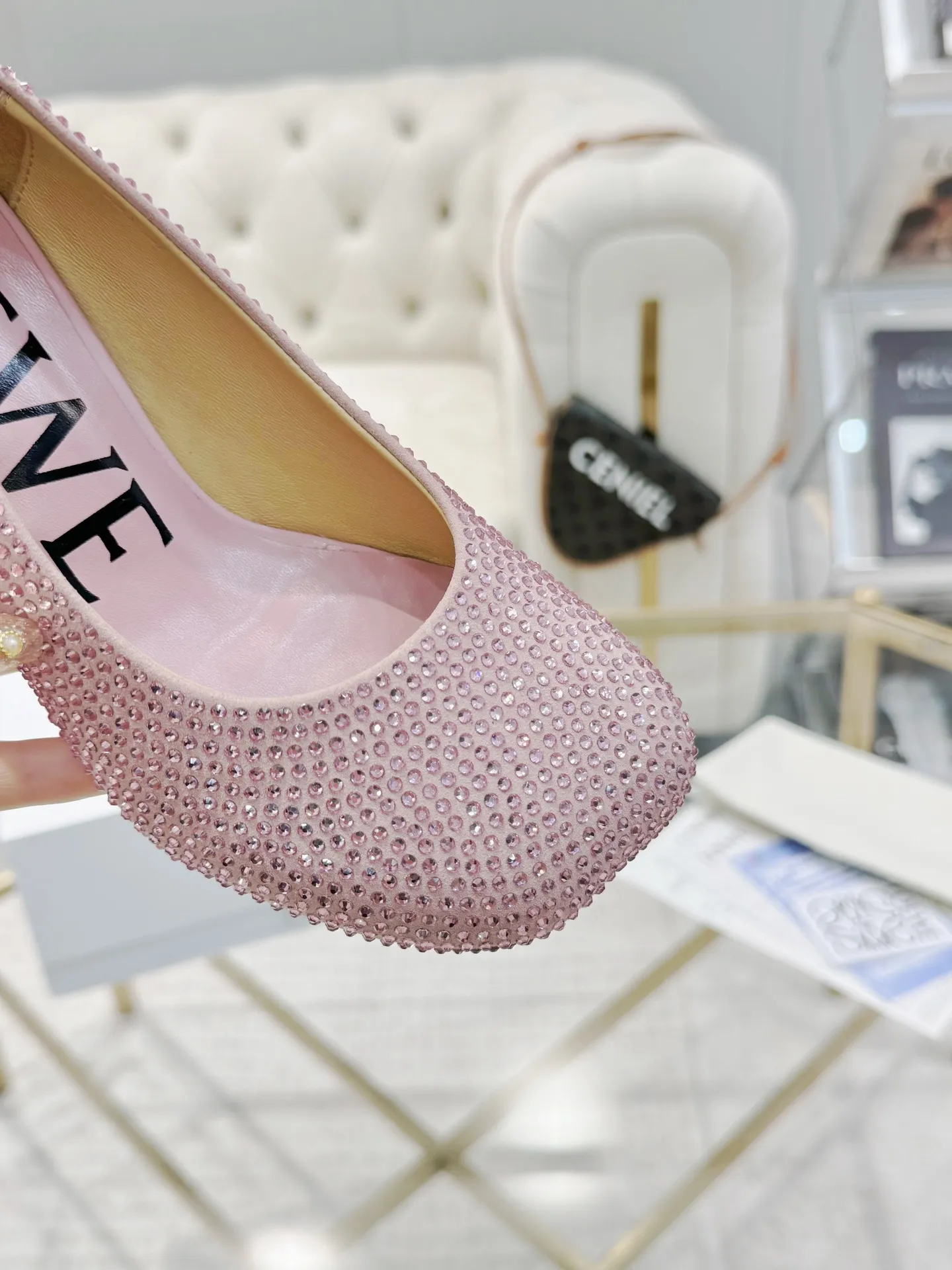👟👟Ex-factory price 660👟👟 LOEWE‼ ️ New arrival‼ ️Imported genuine leather sole Loewe 2024/aw early spring latest T stage colored diamond series catwalk style 😘😘😘 Upper: imported silk cloth lining: imported water-dyed sheepskin outsole: original molded injection molded leather outsole Heel: original molded 1:1 Heel height: 5.5cm Size: 35-39 (40/41/42/43 custom-made, non-refundable)